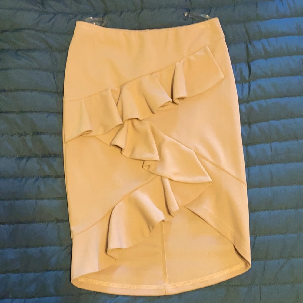 Super cute tan skirt w/ ruffles size medium